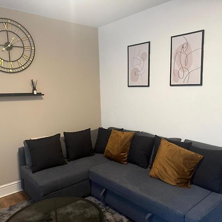 Home Sweet Home In Rg1 With Free Parking Reading Ngoại thất bức ảnh